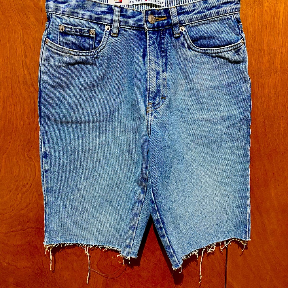 Tommy Hilfiger Ladies Bermuda denim shorts. Size 4, NWT